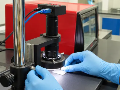 Microscope for measuring film thickness on a sample